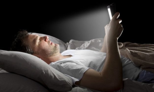 ¿Cómo el móvil retrasa la falta de sueño por revisarlo antes de dormir?