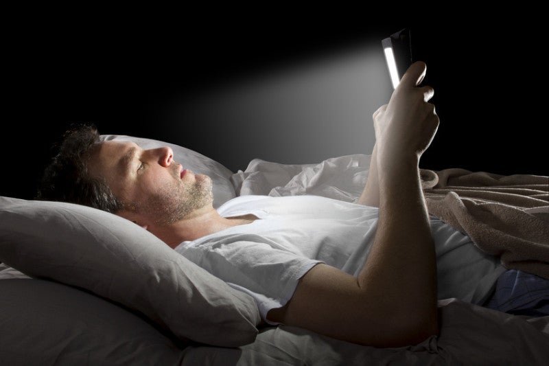 Cómo el móvil retrasa la falta de sueño por revisarlo antes de dormir? -  Radio Sentimiento Latino